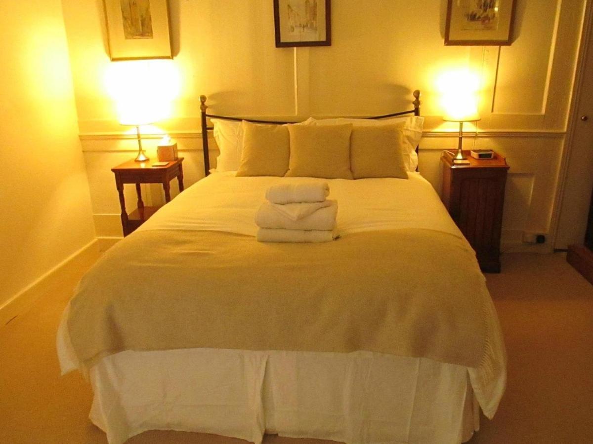 シェパートン Old Manor House Bed & Breakfast エクステリア 写真