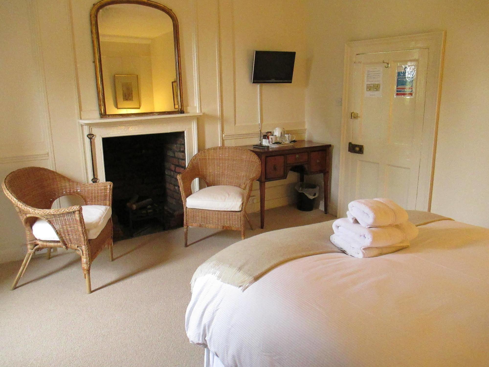 シェパートン Old Manor House Bed & Breakfast エクステリア 写真